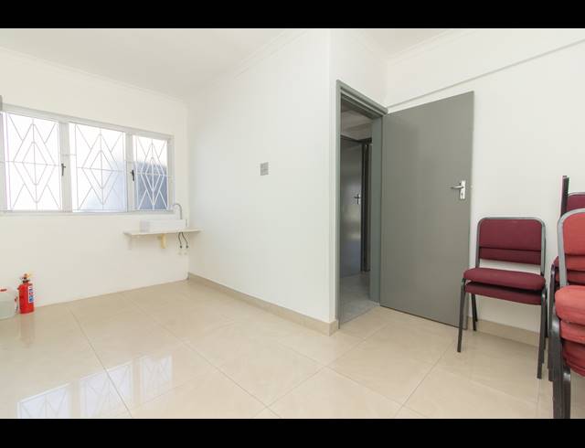 190M² BUILDING FOR SALE IN ARENA PARK